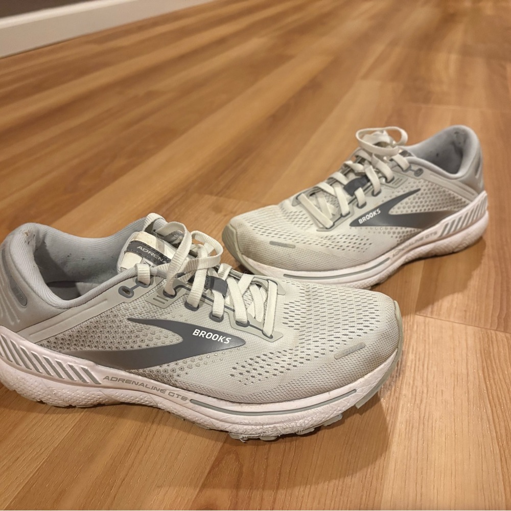 Brooks Adrenaline GTS 22 white/Gray Running Shoes women’s 8.5